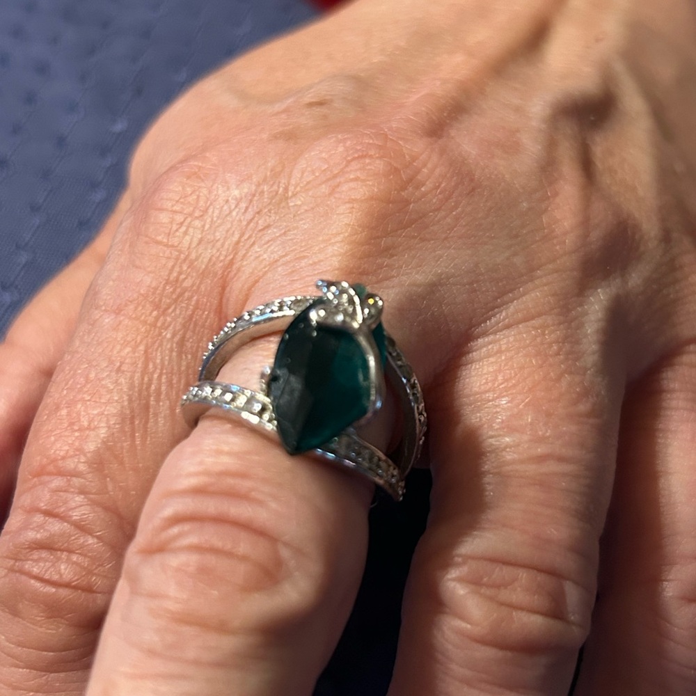 Elegant Sterling Silver and Emerald Green Marquise cut Ring